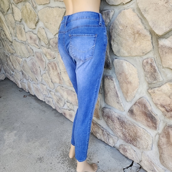 SO | Medium Wash Jegging (Pics make item look brighter blue than they are) - Picture 7 of 12